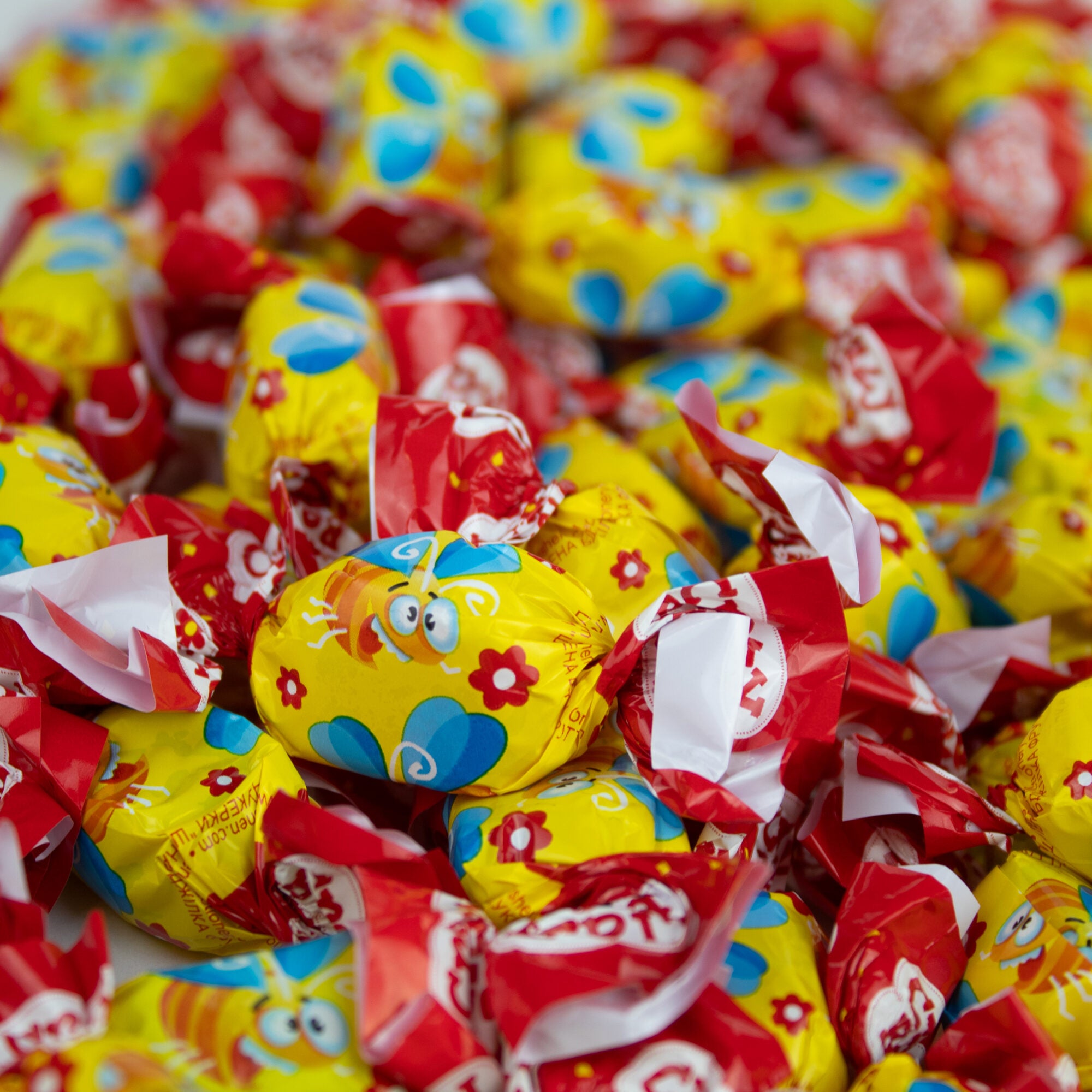 Crazy Bee Fruity 1KG - Caramelos Roshen Sabores Surtidos - Aprox 146 Unidades.